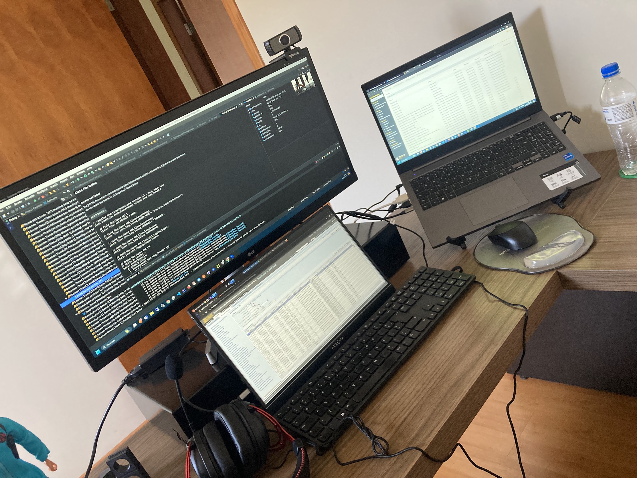 Leandro working in his office / Leandro trabalhando no escritorio